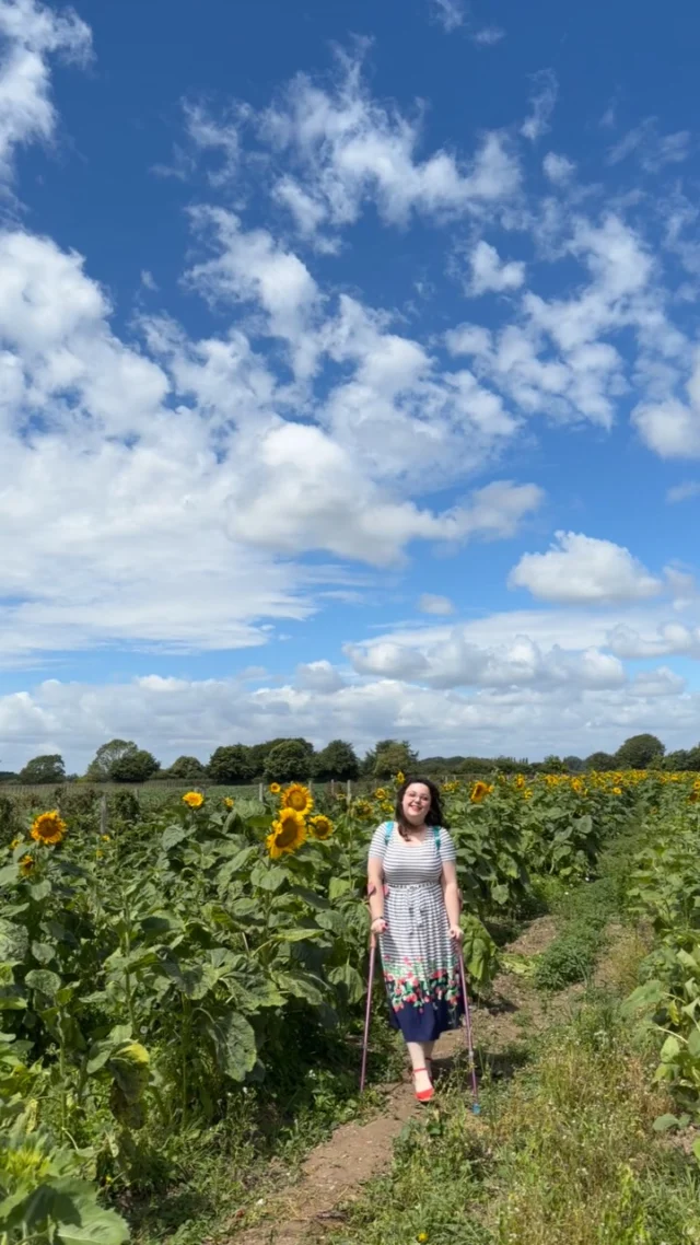 Another episode of Accessible Dorset, this time visiting @sopleyfarmbakeryshopandpyo in Christchurch to do some strawberry picking! 🍓 Who thinks I should go back when the pumpkins are out?!Dress is from @popsyclothing (PR/Gifted)(Not to self, next time pack your microphone - it’s a bit windy!)