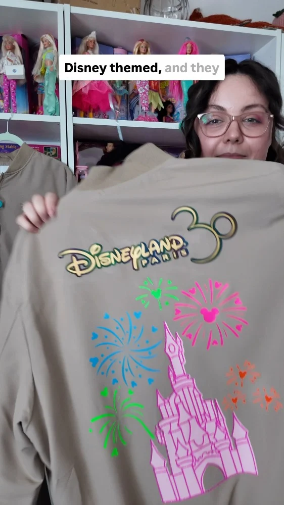 Ep.3 of the countdown to Disney - I get to FINALLY show you what I've made!
Anyone who knows me knows I'm the worst at keeping surprises so I'm so pleased I can share, practically bursting in fact!Me and my Cricut have been besties for the past few weeks, while I've been creating. By the time this video goes live, @cakeeeeess will have her gifts and I can't wait for us both to wear them.Disclaimer: Each of these designs is for personal use and I don't own anything to do with Disney.VD: A white woman with brown hair talking you through some creations verbally.